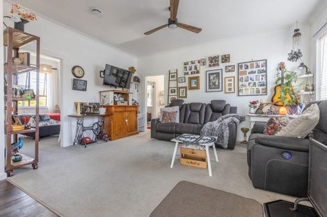 Photo of property in 13 Waverley Street, Waipawa, 4210