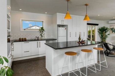 Photo of property in 48 Waimumu Road, Massey, Auckland, 0614