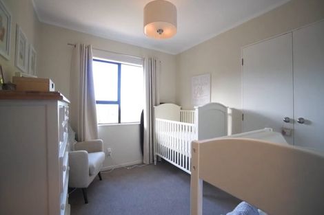 Photo of property in 2/36 Greenvalley Rise, Glenfield, Auckland, 0629