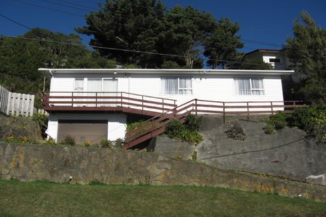 Photo of property in 3 Lomond Street, Newlands, Wellington, 6037