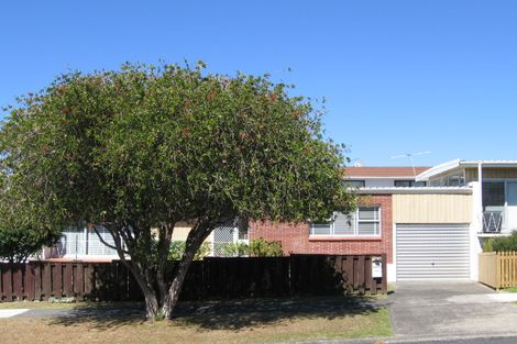 Photo of property in 4/33 Castor Bay Road, Castor Bay, Auckland, 0620
