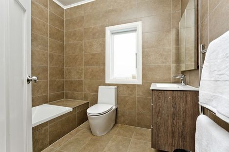 Photo of property in 21 Roberts Avenue, Bayswater, Auckland, 0622