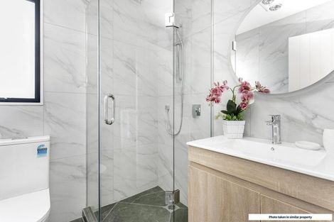 Photo of property in 2/7 Cedar Heights Avenue, Massey, Auckland, 0614