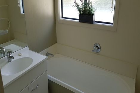 Photo of property in 152a Newlands Road, Newlands, Wellington, 6037