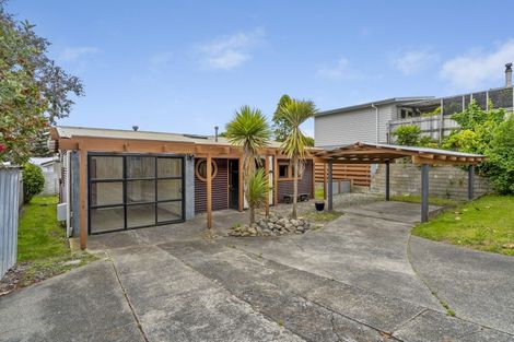 Photo of property in 102 Seaview Road, Paraparaumu Beach, Paraparaumu, 5032