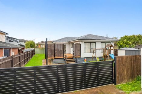 Photo of property in 2 Laura Street, Kelston, Auckland, 0602