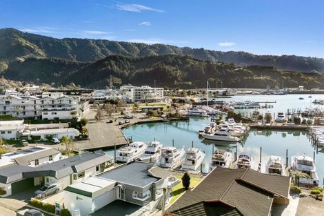 Photo of property in 39 Waikawa Road, Picton, 7220