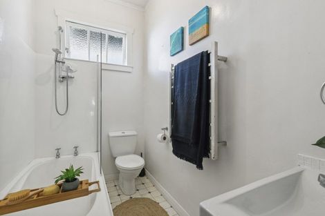Photo of property in 281 Queens Drive, Lyall Bay, Wellington, 6022