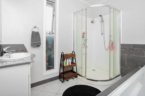 Photo of property in 121 Ennis Avenue, Pakuranga Heights, Auckland, 2010