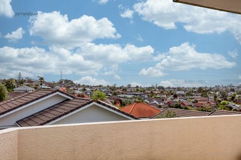 Photo of property in 2/17 Cambric Place, Botany Downs, Auckland, 2010