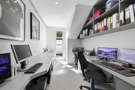 Photo of property in 10 Pendarves Street, New Plymouth, 4310