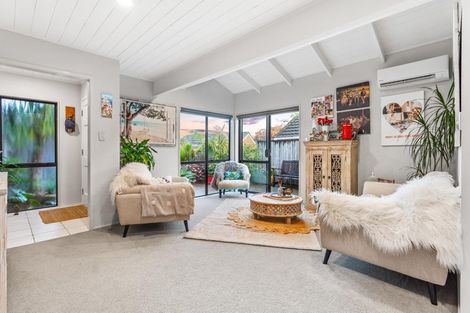 Photo of property in 6 Oystergrove Road, West Harbour, Auckland, 0618