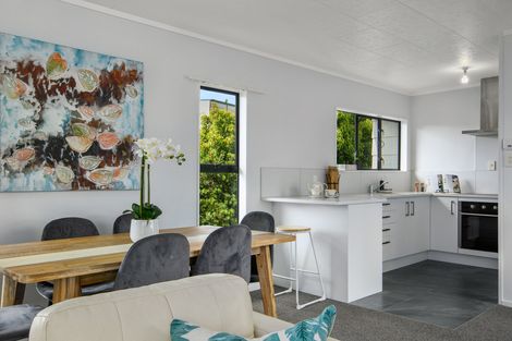 Photo of property in 39 Meadowvale Rise, Titirangi, Auckland, 0604