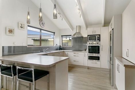 Photo of property in 2 Kew Place, Richmond Heights, Taupo, 3330
