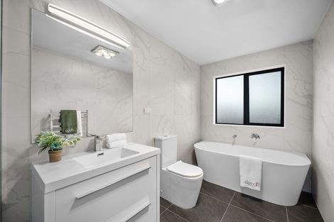 Photo of property in 14 Rathmullen Place, Pinehill, Auckland, 0632