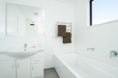 Photo of property in 17a Wynyard Crescent, Fernhill, Queenstown, 9300