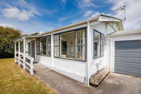 Photo of property in 30 Ngahina Street, Marton, 4710