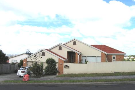Photo of property in 2/7 Highgrove Lane, Totara Vale, Auckland, 0632