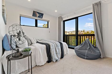 Photo of property in 12 Channing Crescent, Botany Downs, Auckland, 2010