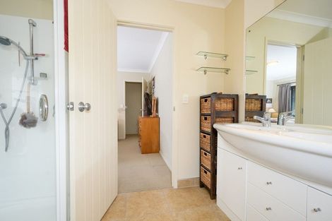 Photo of property in 5 Fairford Avenue, Henderson, Auckland, 0612