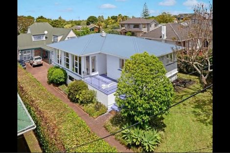 Photo of property in 2/12 Holland Road, Hillcrest, Auckland, 0627