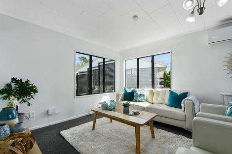 Photo of property in 39 Meadowvale Rise, Titirangi, Auckland, 0604