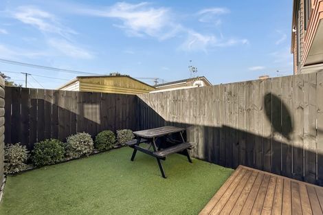 Photo of property in 4/17 Rewarewa Road, Te Atatu Peninsula, Auckland, 0610