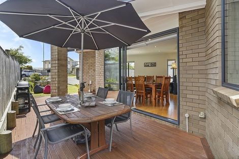 Photo of property in 102 Lake Panorama Drive, Henderson Valley, Auckland, 0612