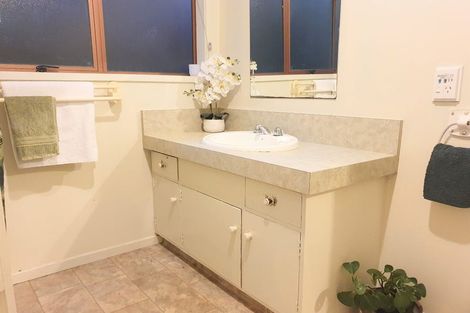 Photo of property in 2/12 Gradwell Place, Two Mile Bay, Taupo, 3330