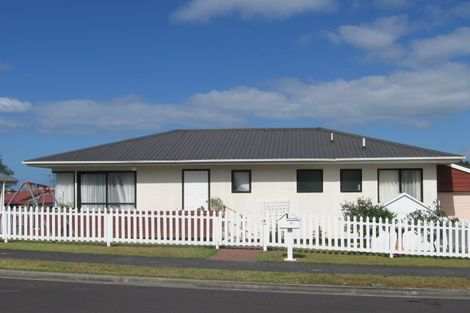 Photo of property in 1/12 Heathglen Place, Bayview, Auckland, 0629