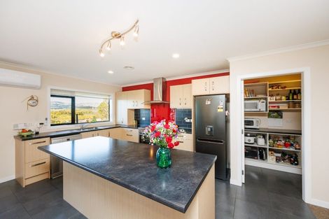 Photo of property in 12 Ron Place, Fitzherbert, Palmerston North, 4410