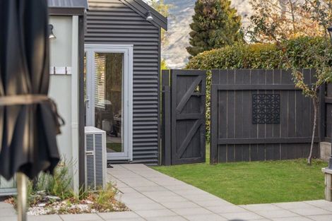 Photo of property in 45 Cedar Drive, Kelvin Heights, Queenstown, 9300