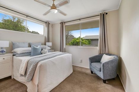 Photo of property in 12 Finn Place, Totara Vale, Auckland, 0629
