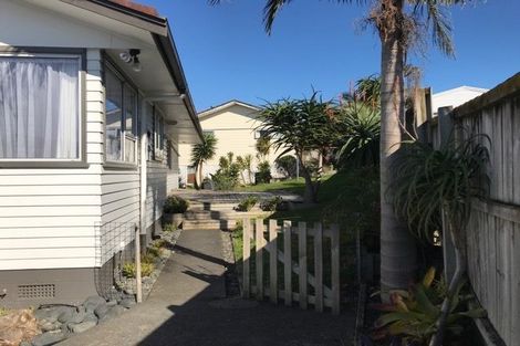 Photo of property in 32 Roick Parade, Glen Eden, Auckland, 0602