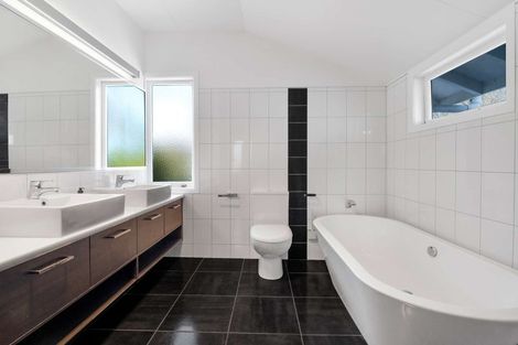 Photo of property in 5 Parkes Avenue, Saint Johns Hill, Whanganui, 4501