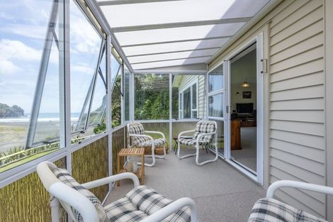 Photo of property in 14 Garden Road, Piha, 0772