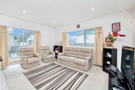 Photo of property in 17 Clendon Place, Manurewa, Auckland, 2102
