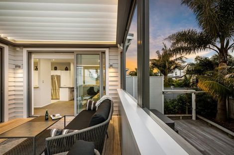 Photo of property in 32 Provence Esplanade, Te Atatu Peninsula, Auckland, 0610