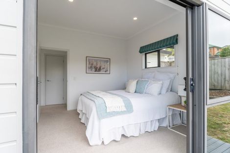 Photo of property in 7 Forbes Lane, Newlands, Wellington, 6037