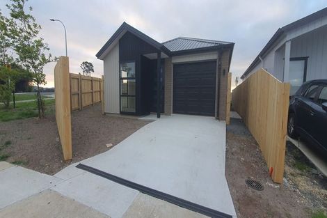 Photo of property in 33 Red Hills Road, Massey, Auckland, 0614