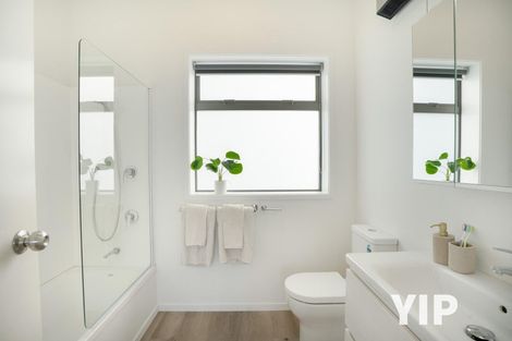 Photo of property in 4b Sunhaven Drive, Newlands, Wellington, 6037