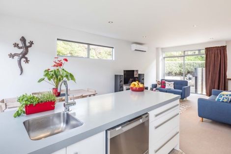 Photo of property in 33 Tiketike Way, Brooklyn, Wellington, 6021