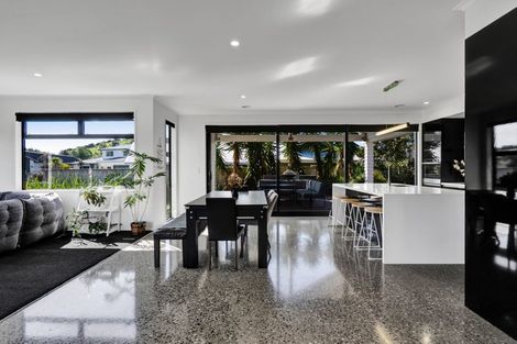 Photo of property in 6 Pebble Beach Court, Waiwhakaiho, New Plymouth, 4312