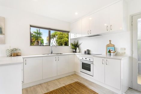 Photo of property in 9 Rewarewa Road, Te Atatu Peninsula, Auckland, 0610