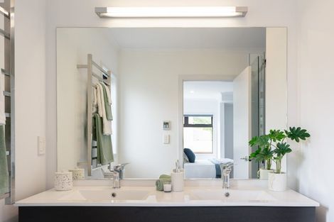 Photo of property in 7 Forbes Lane, Newlands, Wellington, 6037