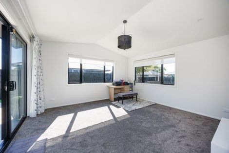 Photo of property in 6 Ivy Lane, Kelvin Grove, Palmerston North, 4414