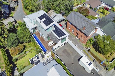 Photo of property in 10 Pendarves Street, New Plymouth, 4310