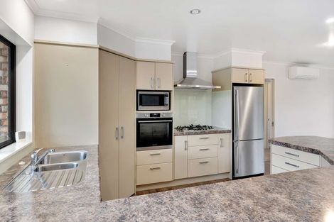 Photo of property in 21 Mandalay Place, Waiuku, 2123