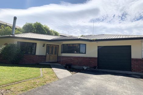 Photo of property in 3 Springdale Grove, Fitzherbert, Palmerston North, 4410