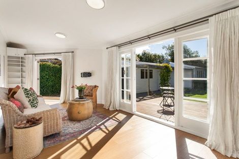 Photo of property in 17 Martin Avenue, Beckenham, Christchurch, 8023